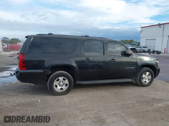 2010 Chevrolet Suburban Commercial z VIN 1GNUKHE38AR190423, wystawiony jako IAAI lot #41361377 z przebiegiem 215 187 mil mil oraz . Historia ofert i sprzedaży dostępna na DreamBid. Obrazek 13.