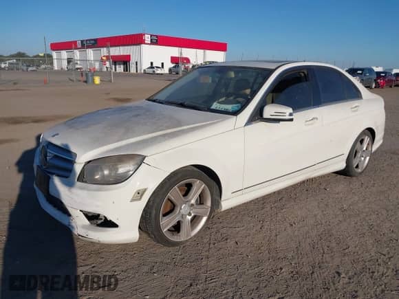 2011 Mercedes-Benz C 300 Sport z VIN WDDGF5EB9BR151590, wystawiony jako IAAI lot #43416188 z przebiegiem 204 563 mil mil oraz . Historia ofert i sprzedaży dostępna na DreamBid. Obrazek 2.