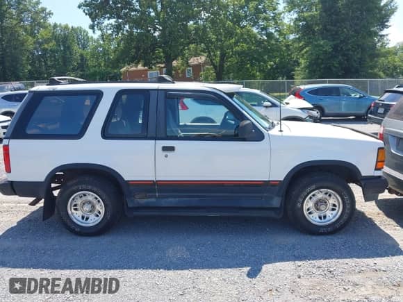 1994 Ford Explorer Eddie Bauer с VIN 1FMCU24X8RUC83284, выставлен на аукционе IAAI как лот 42634506 с пробегом 207 939 миль миль и . История ставок и продаж доступна на DreamBid. Изображение 14.