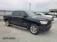 2020 Ram 1500 Big Horn z VIN 1C6SRFFTXLN203771, wystawiony jako Copart lot #70021875 z przebiegiem Nie podano mil oraz Szkoda całkowita • Salvage title. Historia ofert i sprzedaży dostępna na DreamBid. Obrazek 4.