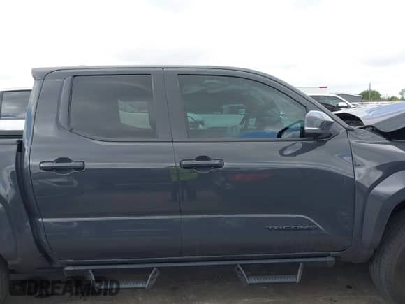 2024 Toyota Tacoma SR5 z VIN 3TMLB5JN2RM051282, wystawiony jako IAAI lot #42370502 z przebiegiem 3 932 mil mil oraz . Historia ofert i sprzedaży dostępna na DreamBid. Obrazek 14.