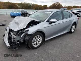 2025 Toyota Camry LE z VIN 4T1DAACK3SU091628, wystawiony jako Copart lot #85957125 z przebiegiem 6 082 mil mil oraz Czysty tytuł • Clean title. Historia ofert i sprzedaży dostępna na DreamBid. Obrazek 1.