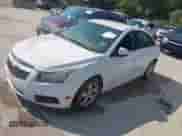 2013 Chevrolet Cruze 1LT z VIN 1G1PC5SBXD7299584, wystawiony jako IAAI lot #43336449 z przebiegiem 120 921 mil mil oraz . Historia ofert i sprzedaży dostępna na DreamBid. Obrazek 2.