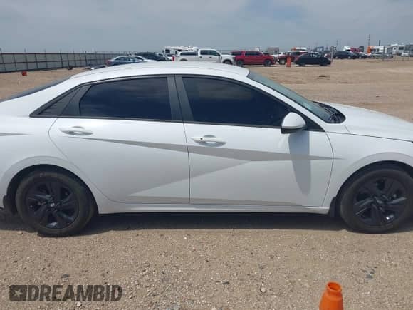 2022 Hyundai Elantra SEL z VIN 5NPLM4AGXNH054565, wystawiony jako IAAI lot #43010279 z przebiegiem 54 297 mil mil oraz . Historia ofert i sprzedaży dostępna na DreamBid. Obrazek 13.