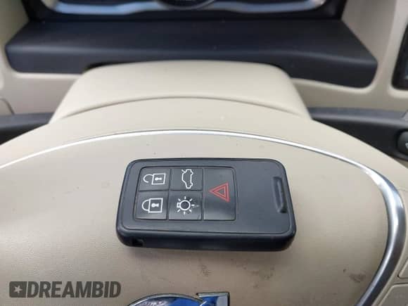 2016 Volvo XC70 z VIN YV4612NM9G1239997, wystawiony jako IAAI lot #43112453 z przebiegiem 141 838 mil mil oraz . Historia ofert i sprzedaży dostępna na DreamBid. Obrazek 11.