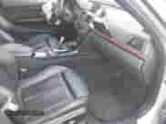 2014 BMW 3 Series 328i xDrive z VIN WBA3B5C58EF959174, wystawiony jako IAAI lot #43572143 z przebiegiem 129 760 mil mil oraz . Historia ofert i sprzedaży dostępna na DreamBid. Obrazek 5.