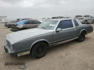 1986 Chevrolet Monte Carlo Sport z VIN 1G1GZ37Z7GR102095, wystawiony jako Copart lot #77247544 z przebiegiem 87 728 mil mil oraz Czysty tytuł • Clean title. Historia ofert i sprzedaży dostępna na DreamBid. Obrazek 1.