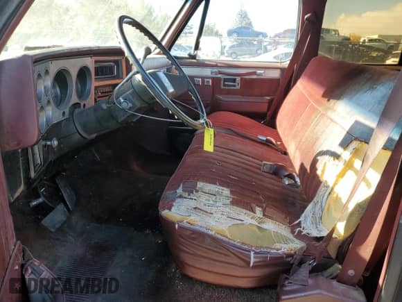 1988 Chevrolet Suburban с VIN 1GNGR26K1JF150407, выставлен на аукционе Copart как лот 81728774 с пробегом 27 783 миль миль и На запчасти • Non repairable. История ставок и продаж доступна на DreamBid. Изображение 7.