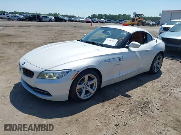 2015 BMW Z4 sDrive28i с VIN WBALL5C57FP557025, выставлен на аукционе IAAI как лот 42567182 с пробегом 84 538 миль миль и . История ставок и продаж доступна на DreamBid. Изображение 2.
