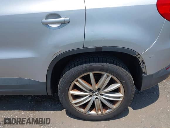 2011 Volkswagen Tiguan SE with VIN WVGAV7AX7BW568624, listed as a IAAI auction lot 42691978 with 137,340 mi miles and . Bid and sale history available at DreamBid. Image 6.