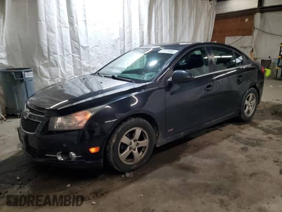 2014 Chevrolet Cruze 1LT z VIN 1G1PC5SBXE7295634, wystawiony jako Copart lot #82329965 z przebiegiem 139 795 mil mil oraz Szkoda całkowita • Salvage title. Historia ofert i sprzedaży dostępna na DreamBid. Obrazek 1.