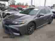2021 Toyota Camry SE Nightshade z VIN 4T1G11AK8MU536707, wystawiony jako IAAI lot #43329430 z przebiegiem 61 408 mil mil oraz . Historia ofert i sprzedaży dostępna na DreamBid. Obrazek 2.