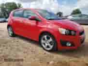 2015 Chevrolet Sonic LTZ z VIN 1G1JE6SBXF4106716, wystawiony jako Copart lot #64410075 z przebiegiem 103 001 mil mil oraz Szkoda całkowita • Salvage title. Historia ofert i sprzedaży dostępna na DreamBid. Obrazek 4.
