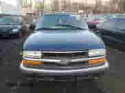 2001 Chevrolet Blazer LS z VIN 1GNCT18W91K121058, wystawiony jako Copart lot #42345925 z przebiegiem Nie podano mil oraz Szkoda całkowita • Salvage title. Historia ofert i sprzedaży dostępna na DreamBid. Obrazek 5.