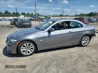 2012 BMW 3 Series 328i с VIN WBADW3C58CE823904, выставлен на аукционе Copart как лот 61908705 с пробегом 82 583 миль миль и Списание • Salvage title. История ставок и продаж доступна на DreamBid. Изображение 1.