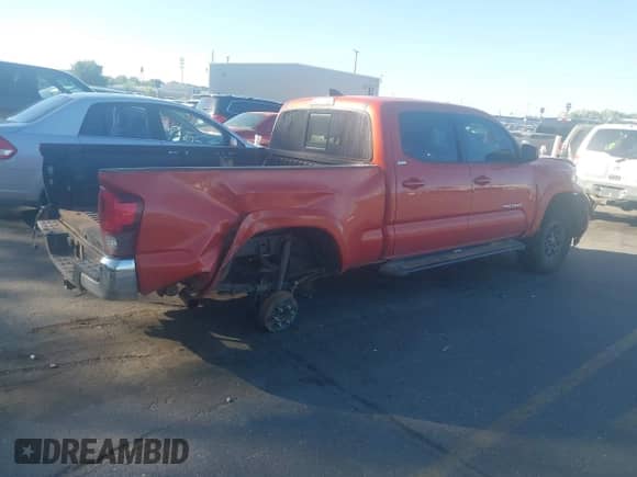 2018 Toyota Tacoma TRD Sport с VIN 3TMDZ5BN4JM052470, выставлен на аукционе IAAI как лот 43123162 с пробегом 51 319 миль миль и . История ставок и продаж доступна на DreamBid. Изображение 4.