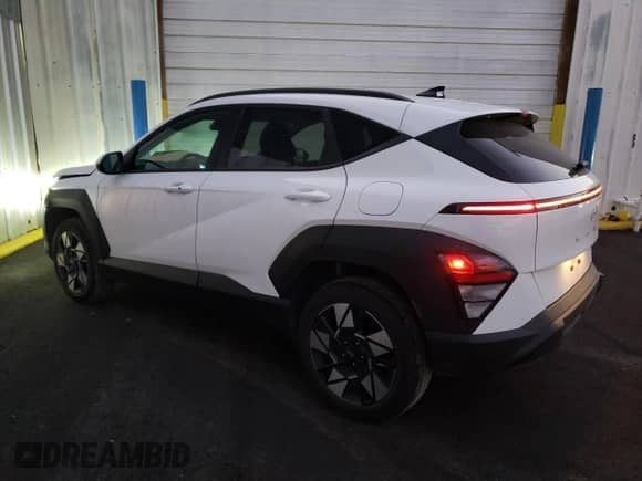 2024 Hyundai Kona SEL z VIN KM8HBCAB9RU146803, wystawiony jako Copart lot #81850764 z przebiegiem 19 927 mil mil oraz Czysty tytuł • Clean title. Historia ofert i sprzedaży dostępna na DreamBid. Obrazek 2.