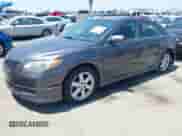 2008 Toyota Camry LE z VIN 4T1BE46K88U238821, wystawiony jako IAAI lot #42925630 z przebiegiem 276 117 mil mil oraz . Historia ofert i sprzedaży dostępna na DreamBid. Obrazek 2.