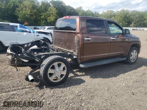2017 Toyota Tundra Platinum с VIN 5TFAY5F15HX631839, выставлен на аукционе Copart как лот 71710825 с пробегом 106 185 миль миль и Списание • Salvage title. История ставок и продаж доступна на DreamBid. Изображение 3.