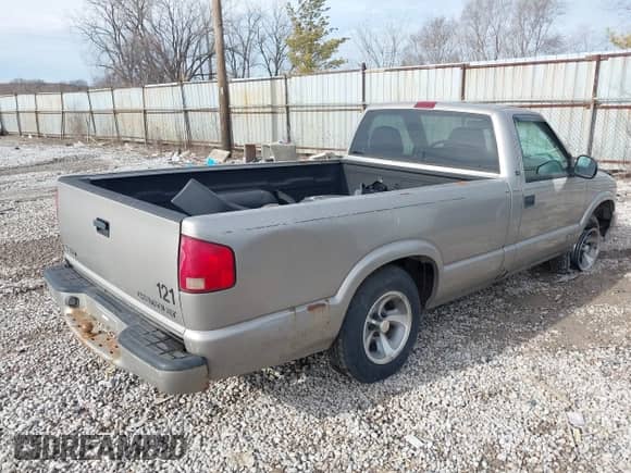 1998 Chevrolet S-10 LS z VIN 1GCCS1441WK232761, wystawiony jako IAAI lot #41472709 z przebiegiem 181 000 mil mil oraz . Historia ofert i sprzedaży dostępna na DreamBid. Obrazek 4.