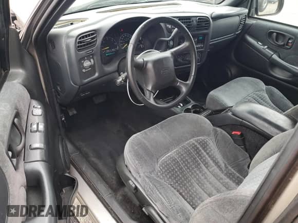 2001 Chevrolet Blazer LS z VIN 1GNCT18W91K167036, wystawiony jako Copart lot #47848415 z przebiegiem 145 278 mil mil oraz Szkoda całkowita • Salvage title. Historia ofert i sprzedaży dostępna na DreamBid. Obrazek 8.