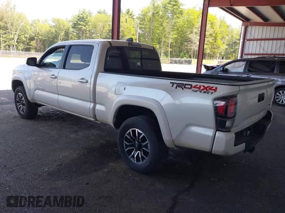 2022 Toyota Tacoma SR5 z VIN 3TYDZ5BN8NT016100, wystawiony jako IAAI lot #42710948 z przebiegiem 54 764 mil mil oraz . Historia ofert i sprzedaży dostępna na DreamBid. Obrazek 3.