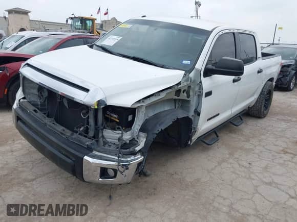 2017 Toyota Tundra SR5 z VIN 5TFEW5F14HX220598, wystawiony jako IAAI lot #42244935 z przebiegiem 95 617 mil mil oraz . Historia ofert i sprzedaży dostępna na DreamBid. Obrazek 2.