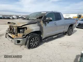 2020 Toyota Tundra Limited z VIN 5TFBY5F12LX940908, wystawiony jako Copart lot #85104554 z przebiegiem Nie podano mil oraz Szkoda całkowita • Salvage title. Historia ofert i sprzedaży dostępna na DreamBid. Obrazek 1.