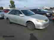 2003 Toyota Camry LE z VIN JTDBE32K830165731, wystawiony jako Copart lot #90081015 z przebiegiem 238 197 mil mil oraz Czysty tytuł • Clean title. Historia ofert i sprzedaży dostępna na DreamBid. Obrazek 4.