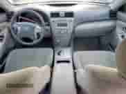 2007 Toyota Camry LE z VIN 4T1BE46K87U060004, wystawiony jako Copart lot #82319965 z przebiegiem 144 769 mil mil oraz Szkoda całkowita • Salvage title. Historia ofert i sprzedaży dostępna na DreamBid. Obrazek 8.