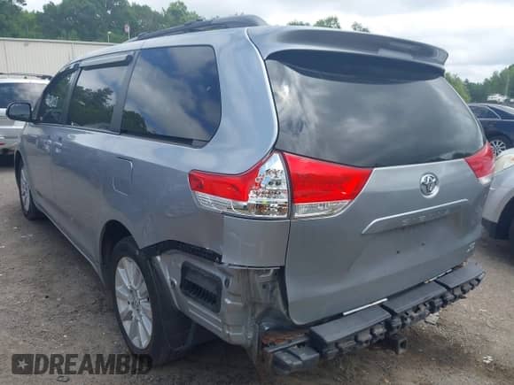 2013 Toyota Sienna LE z VIN 5TDJK3DC9DS054310, wystawiony jako IAAI lot #42668103 z przebiegiem 209 712 mil mil oraz . Historia ofert i sprzedaży dostępna na DreamBid. Obrazek 3.