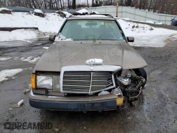 1992 Mercedes-Benz 300 with VIN WDBEA90E9NF223207, listed as a Copart auction lot 44739805 with 210,394 mi miles and Non repairable. Bid and sale history available at DreamBid. Image 5.