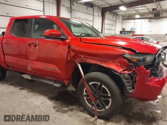 2024 Toyota Tacoma SR5 z VIN 3TYLB5JNXRT023878, wystawiony jako IAAI lot #43246001 z przebiegiem 9 321 mil mil oraz . Historia ofert i sprzedaży dostępna na DreamBid. Obrazek 18.