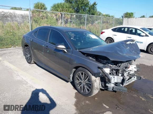 2021 Toyota Camry SE Nightshade z VIN 4T1G11AK4MU440265, wystawiony jako IAAI lot #41535749 z przebiegiem 52 168 mil mil oraz . Historia ofert i sprzedaży dostępna na DreamBid. Obrazek 1.