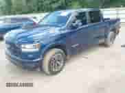 2020 Ram 1500 Laramie z VIN 1C6SRFJT4LN307504, wystawiony jako IAAI lot #42882754 z przebiegiem 100 563 mil mil oraz . Historia ofert i sprzedaży dostępna na DreamBid. Obrazek 2.