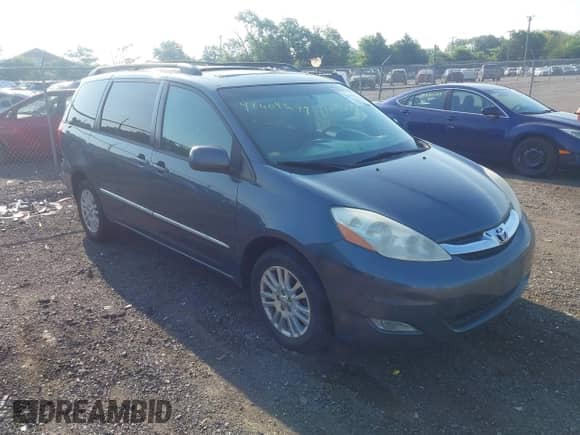 2008 Toyota Sienna XLE z VIN 5TDBK22C58S017861, wystawiony jako IAAI lot #42604679 z przebiegiem 144 934 mil mil oraz . Historia ofert i sprzedaży dostępna na DreamBid. Obrazek 1.