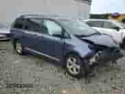 2017 Toyota Sienna LE Auto Access Seat z VIN 5TDKZ3DC0HS769692, wystawiony jako Copart lot #71889935 z przebiegiem 74 421 mil mil oraz Szkoda całkowita • Salvage title. Historia ofert i sprzedaży dostępna na DreamBid. Obrazek 4.