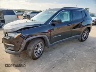 2019 Jeep Compass Latitude z VIN 3C4NJCBB5KT636714, wystawiony jako Copart lot #64874635 z przebiegiem Nie podano mil oraz Szkoda całkowita • Salvage title. Historia ofert i sprzedaży dostępna na DreamBid. Obrazek 1.