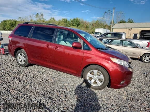 2013 Toyota Sienna LE AAS z VIN 5TDKK3DC0DS379299, wystawiony jako Copart lot #81824495 z przebiegiem 151 243 mil mil oraz Szkoda całkowita • Salvage title. Historia ofert i sprzedaży dostępna na DreamBid. Obrazek 4.