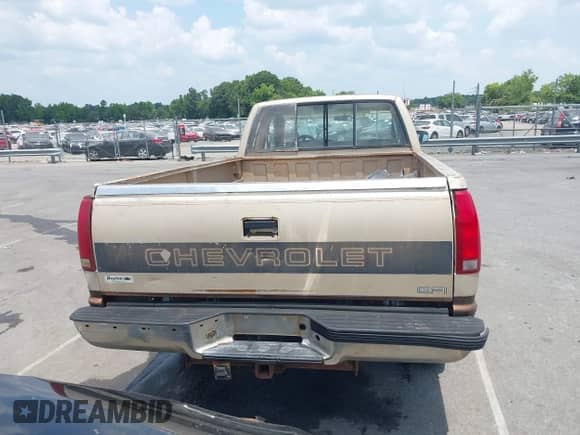 1988 Chevrolet Silverado 2500 с VIN 2GCFK29K6J1202951, выставлен на аукционе IAAI как лот 42551862 с пробегом 428 372 миль миль и . История ставок и продаж доступна на DreamBid. Изображение 16.