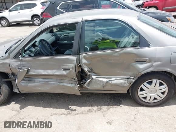 2001 Toyota Camry LE z VIN 4T1BG22K01U059649, wystawiony jako IAAI lot #42546639 z przebiegiem 120 568 mil mil oraz . Historia ofert i sprzedaży dostępna na DreamBid. Obrazek 14.