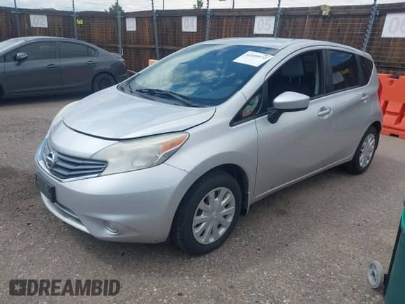 2015 Nissan Note SV z VIN 3N1CE2CP8FL398348, wystawiony jako IAAI lot #42459572 z przebiegiem 148 067 mil mil oraz . Historia ofert i sprzedaży dostępna na DreamBid. Obrazek 2.