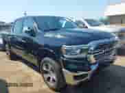 2022 Ram 1500 Laramie z VIN 1C6SRFJT1NN208156, wystawiony jako IAAI lot #42939525 z przebiegiem 61 304 mil mil oraz . Historia ofert i sprzedaży dostępna na DreamBid. Obrazek 1.