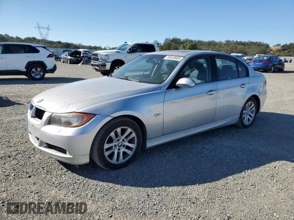 2007 BMW 3 Series 328xi z VIN WBAVC73557KP33136, wystawiony jako Copart lot #85649935 z przebiegiem 178 613 mil mil oraz Czysty tytuł • Clean title. Historia ofert i sprzedaży dostępna na DreamBid. Obrazek 1.
