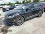 2021 Volkswagen Tiguan SE z VIN 3VV3B7AX3MM005399, wystawiony jako Copart lot #69350325 z przebiegiem Nie podano mil oraz Szkoda całkowita • Salvage title. Historia ofert i sprzedaży dostępna na DreamBid. Obrazek 1.