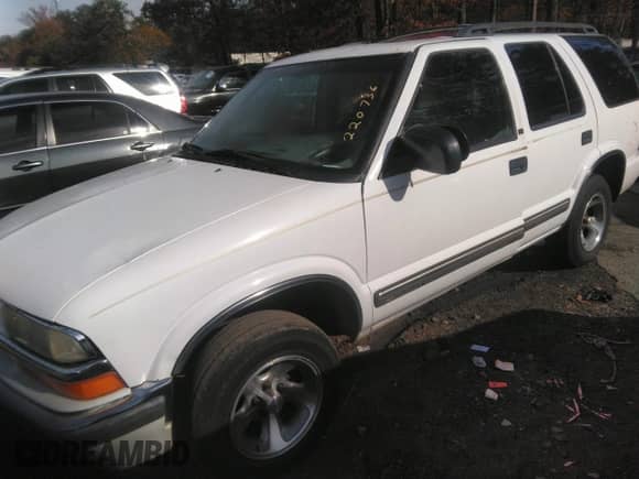 2001 Chevrolet Blazer LT with VIN 1GNCS13W412220736, listed as a IAAI auction lot 40972740 with 282,706 mi miles and . Bid and sale history available at DreamBid. Image 2.