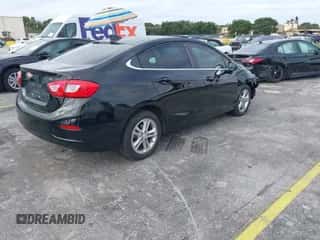 2018 Chevrolet Cruze LT z VIN 1G1BE5SM4J7124314, wystawiony jako IAAI lot #43448494 z przebiegiem 110 914 mil mil oraz . Historia ofert i sprzedaży dostępna na DreamBid. Obrazek 4.