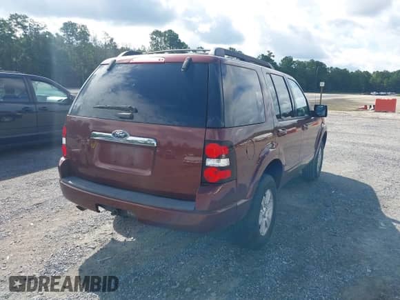 2010 Ford Explorer XLT z VIN 1FMEU7DE8AUA71610, wystawiony jako IAAI lot #42996416 z przebiegiem 166 691 mil mil oraz . Historia ofert i sprzedaży dostępna na DreamBid. Obrazek 4.