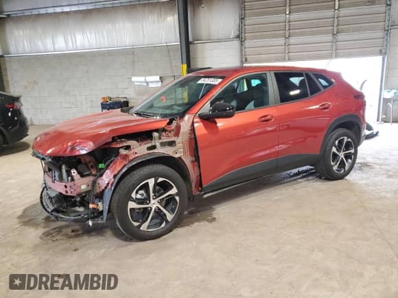 2024 Chevrolet Trax 1RS z VIN KL77LGE2XRC091506, wystawiony jako Copart lot #84251305 z przebiegiem 39 251 mil mil oraz Szkoda całkowita • Salvage title. Historia ofert i sprzedaży dostępna na DreamBid. Obrazek 1.