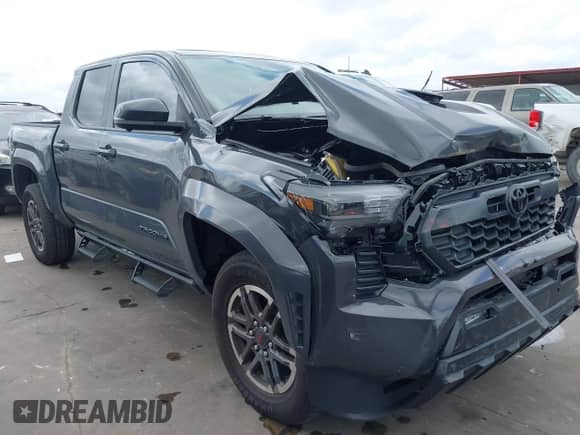 2024 Toyota Tacoma SR5 z VIN 3TMLB5JN2RM051282, wystawiony jako IAAI lot #42370502 z przebiegiem 3 932 mil mil oraz . Historia ofert i sprzedaży dostępna na DreamBid. Obrazek 1.